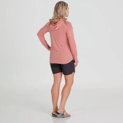 NRS Silkweight Hoodie - Women's 17 NRS Silkweight Hoodie - Women's -Outdoor Clothing 10140 05 Mauve Model Back 090221 2000x2000 rsz 57534.1647968653