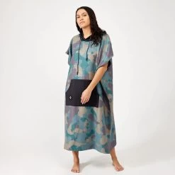 Nomadix Changing Poncho - Small/Medium -Outdoor Clothing s m nomadix cp camo 101 changing poncho front rsz 75041.1660065671