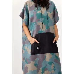 Nomadix Changing Poncho - Small/Medium -Outdoor Clothing s m nomadix cp camo 101 changing poncho pocket detail 2 rsz 06946.1660065672